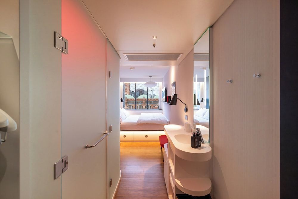 citizenM London Victoria Station Room, 1 King Bed (High Floor) 7