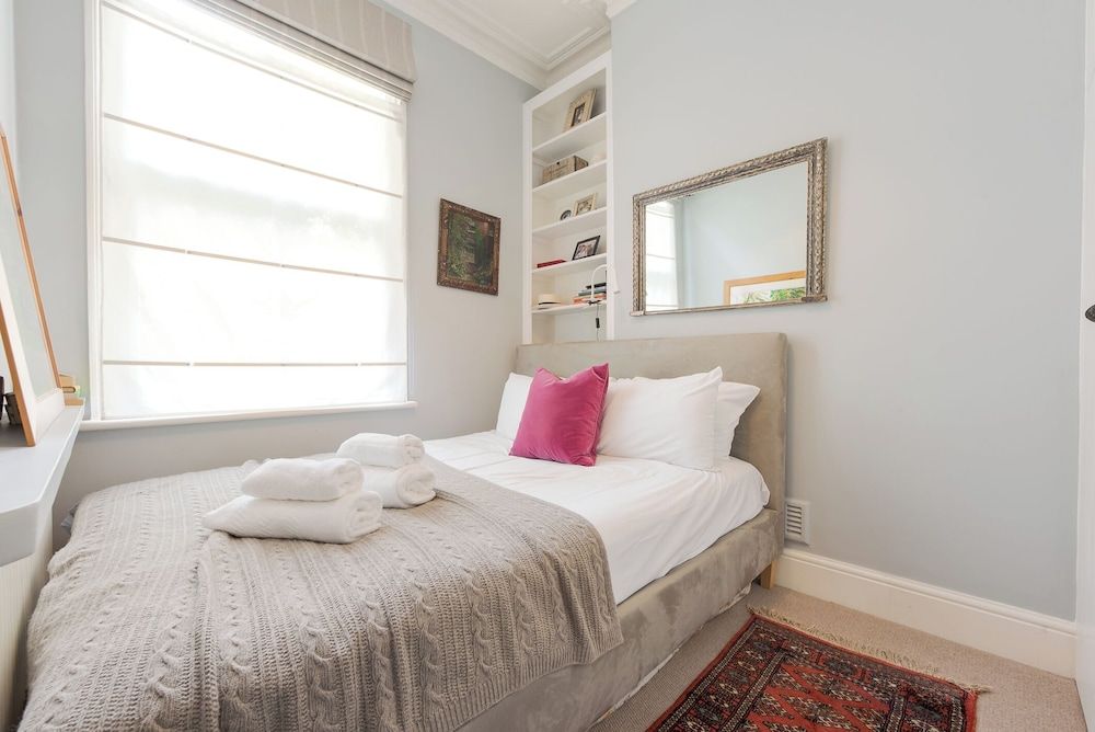 Charming Flat in Leafy West London by Underthedoormat
