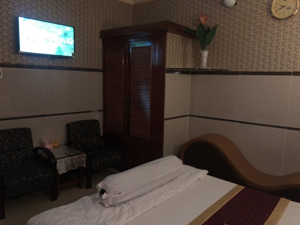 Hoang Quan Hotel Standard Room (D420) 10