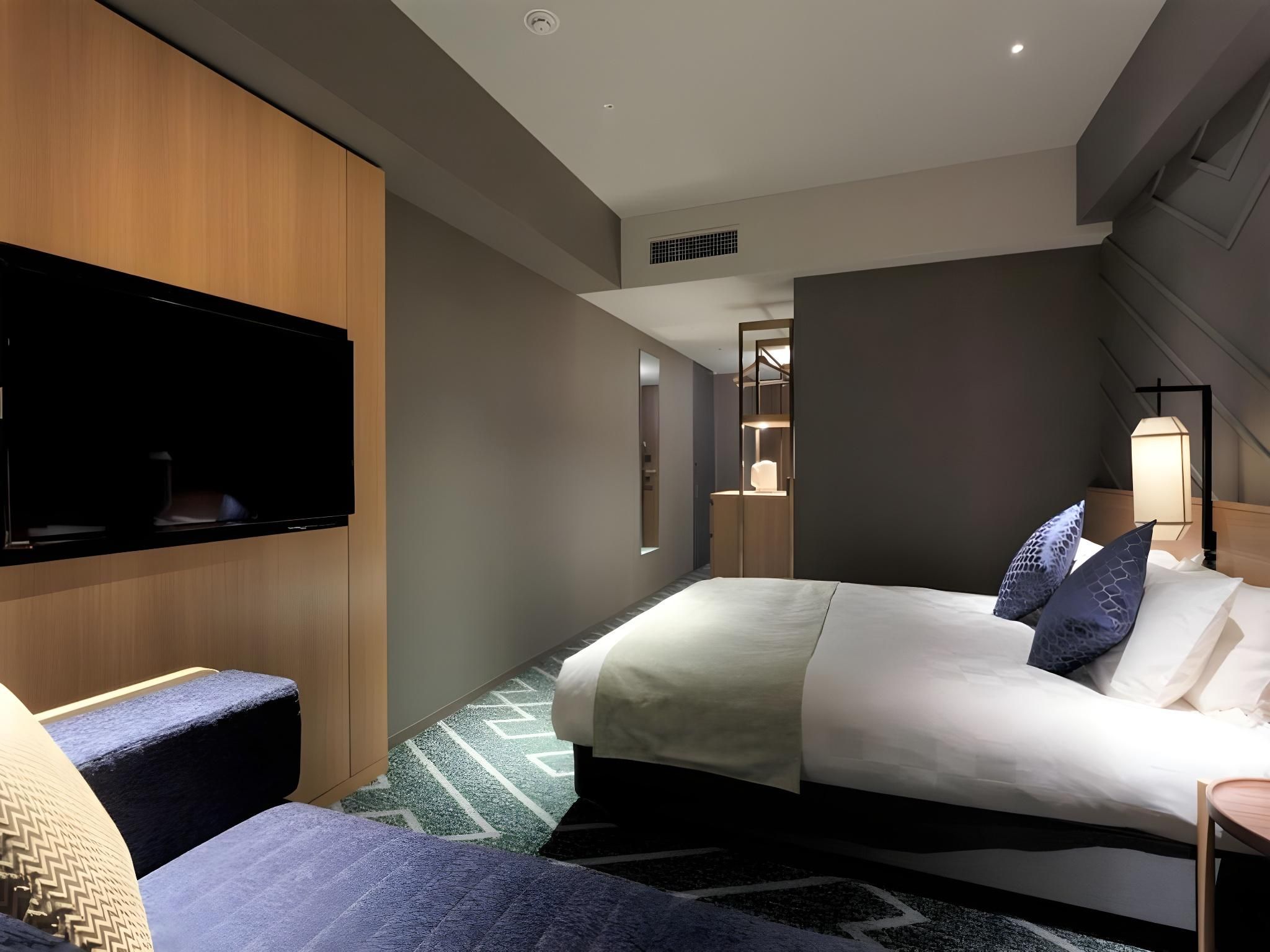 Standard Queen - Non-Smoking with sofa Bed for 3 Adults