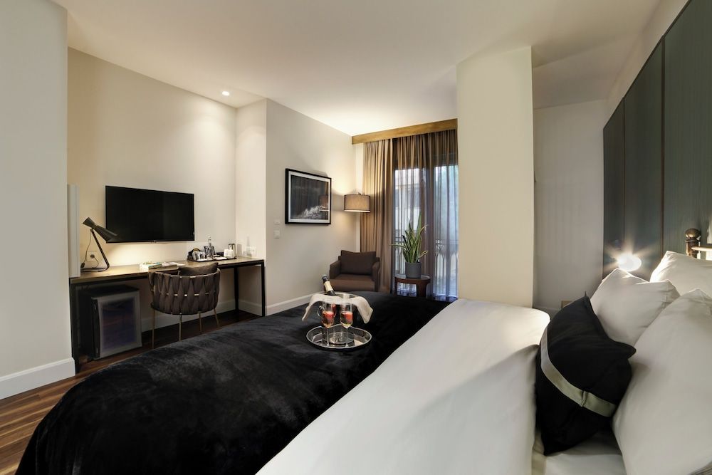 39 Kalamis Marina Hotel Deluxe Room 6