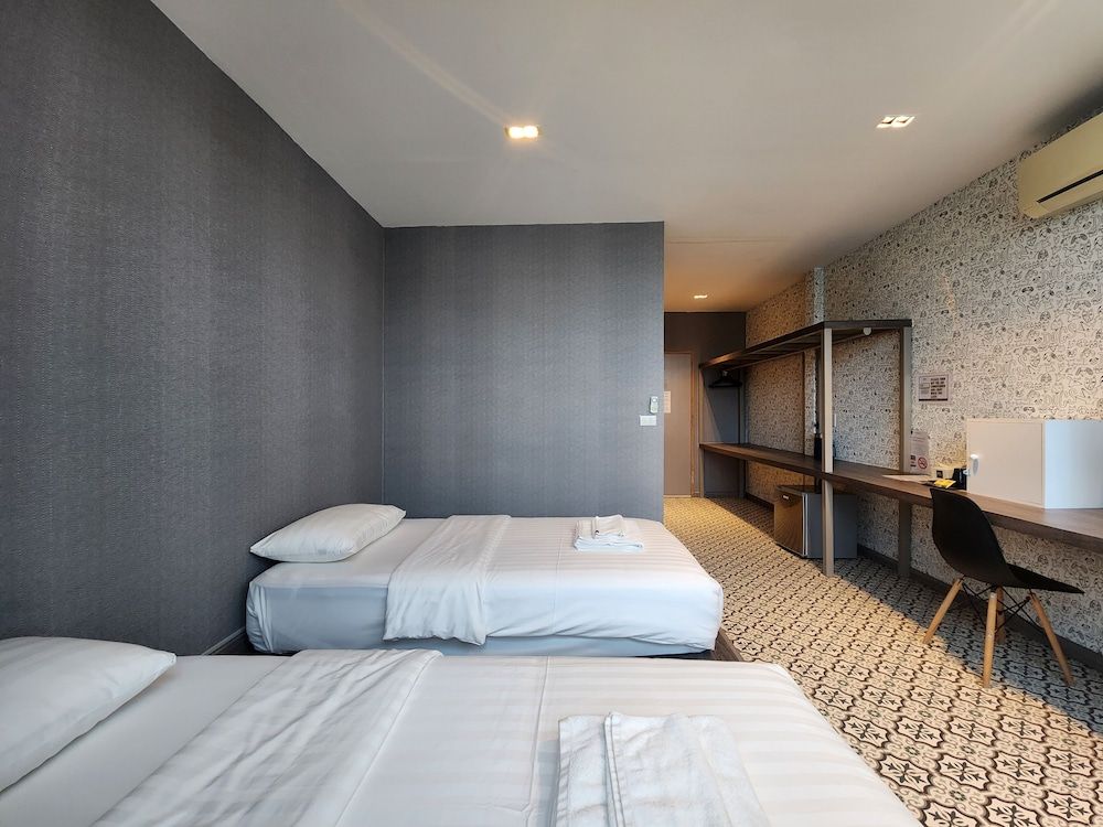 Happy Station Bangkok Deluxe Twin Room, Private Bathroom 3