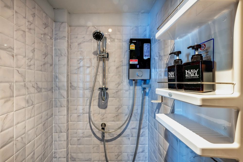 Happy Station Bangkok Deluxe Twin Room, Private Bathroom 8