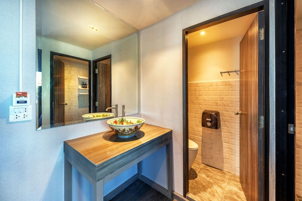 Happy Station Bangkok Deluxe Twin Room, Private Bathroom 9