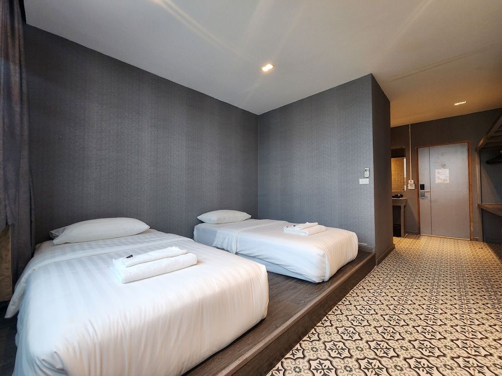 Happy Station Bangkok Deluxe Twin Room, Private Bathroom 6