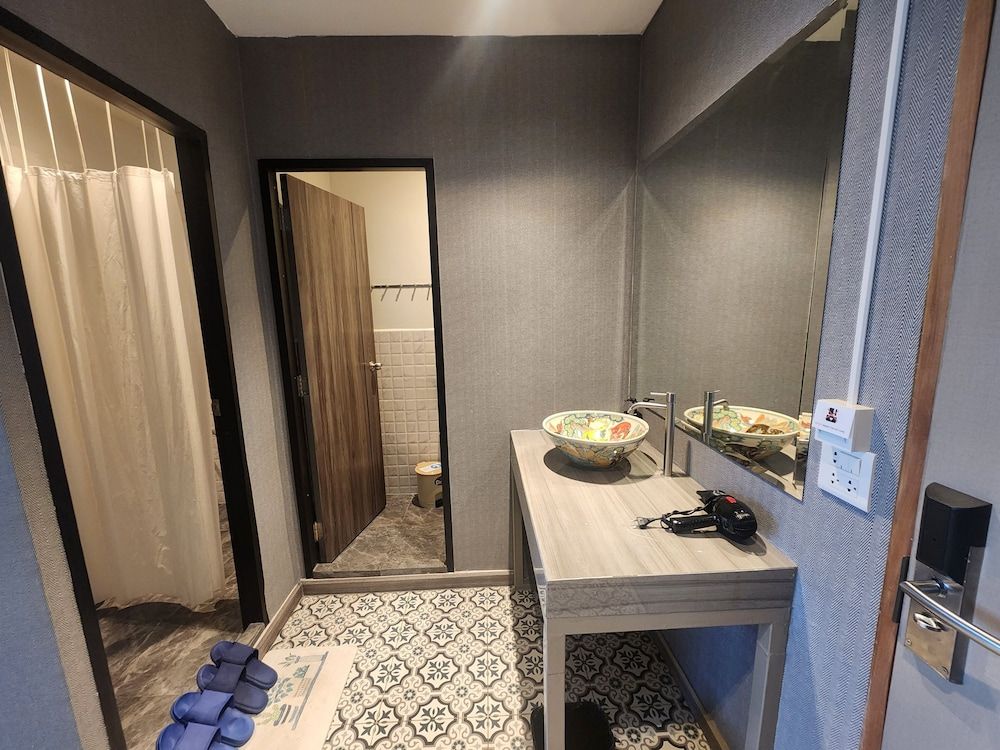 Happy Station Bangkok Deluxe Twin Room, Private Bathroom 11