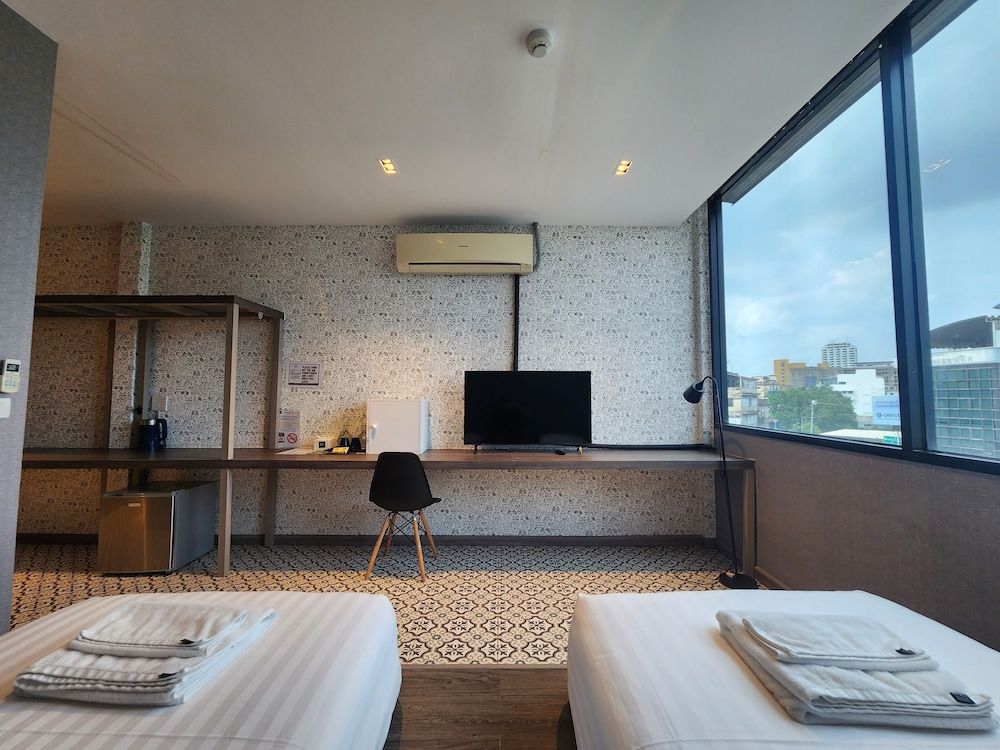 Happy Station Bangkok Deluxe Twin Room, Private Bathroom 5