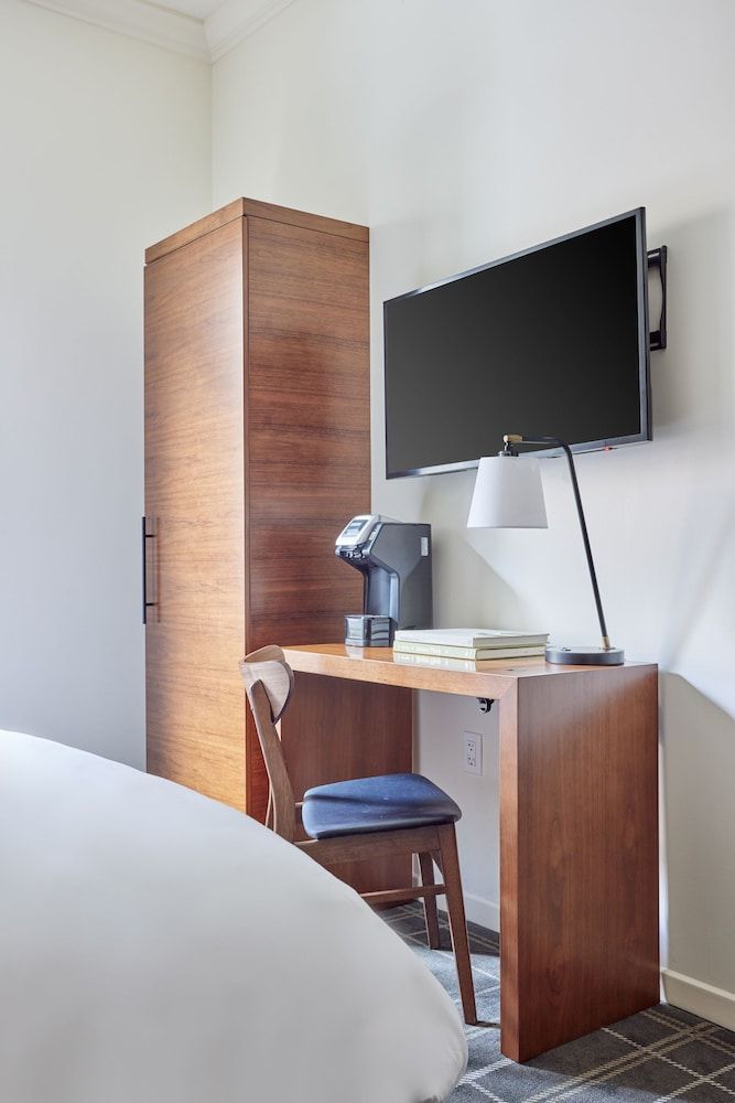 FOUND Hotel, San Francisco Standard Room, 1 Queen Bed 4