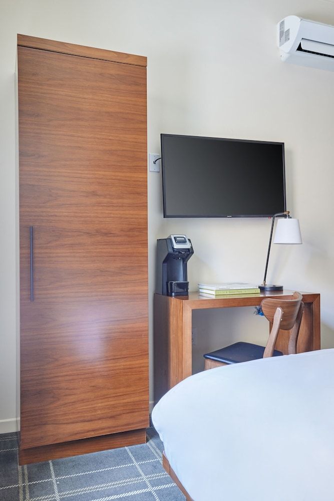 FOUND Hotel, San Francisco Standard Room, 1 Queen Bed 7