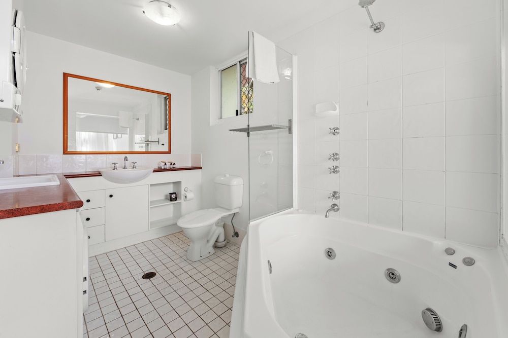 Surf Parade Resort 1 Bedroom Budget Garden View Spa Apartment 4