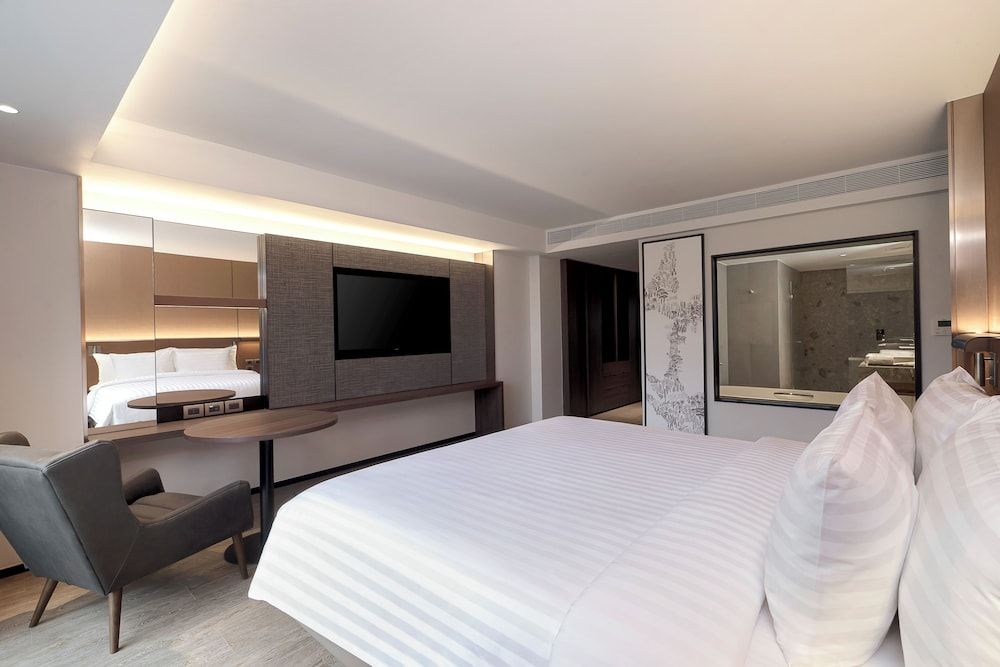 Premier Pool View King Room