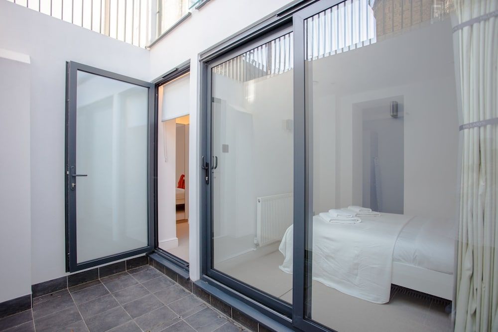 undefined Newly Refurbished Modern 3 Bedroom Apartment in Affluent Fulham 2