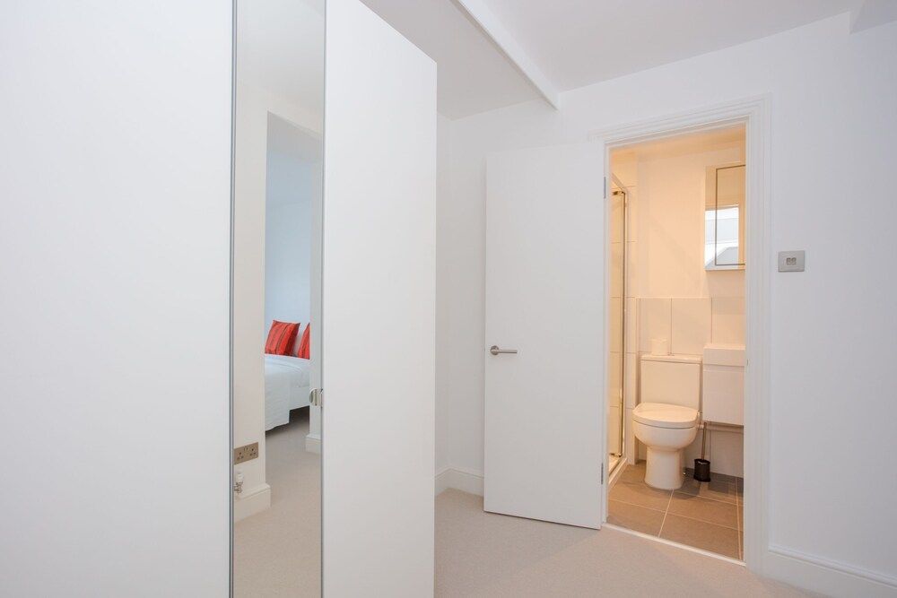 undefined Newly Refurbished Modern 3 Bedroom Apartment in Affluent Fulham 4