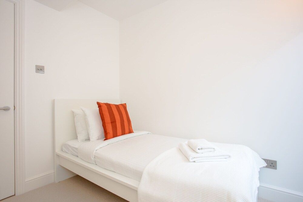 undefined Newly Refurbished Modern 3 Bedroom Apartment in Affluent Fulham 6