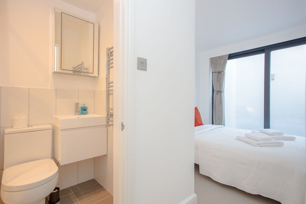 undefined Newly Refurbished Modern 3 Bedroom Apartment in Affluent Fulham 3