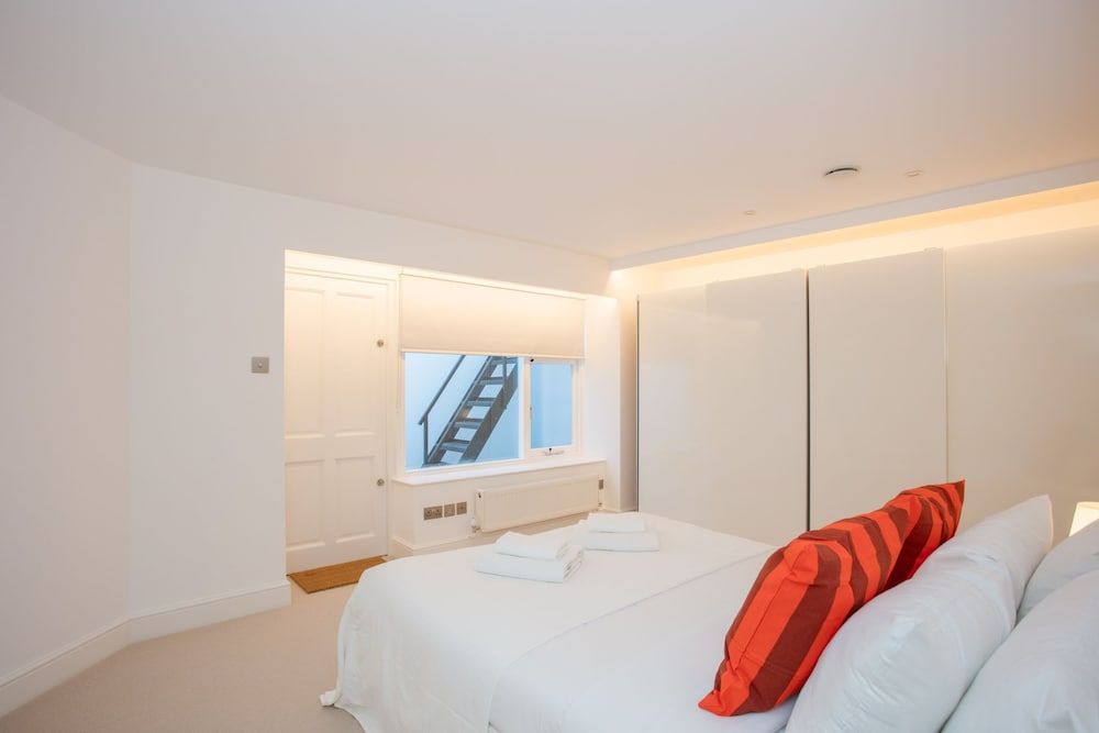 undefined Newly Refurbished Modern 3 Bedroom Apartment in Affluent Fulham 9