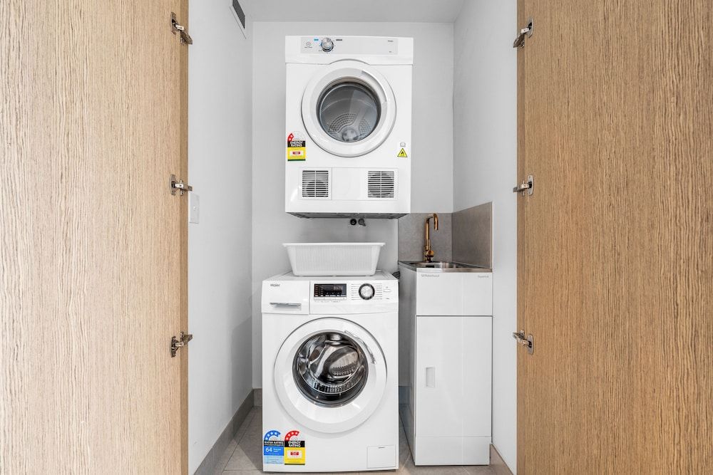 Collins House Apartments by CLLIX 1 Bedroom Apartment 3