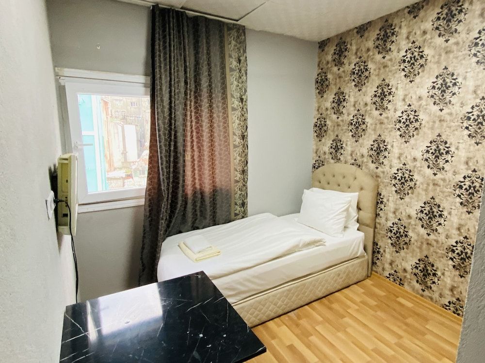 undefined Zeus Convenient Suit İstanbul 3