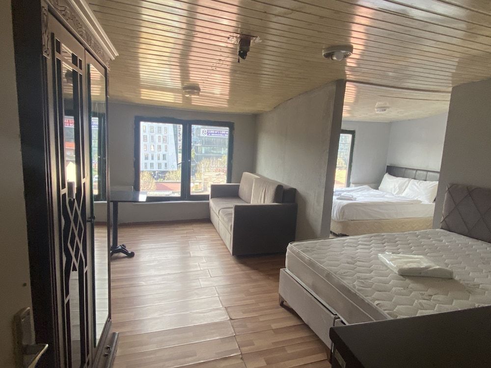 undefined Zeus Convenient Suit İstanbul 9