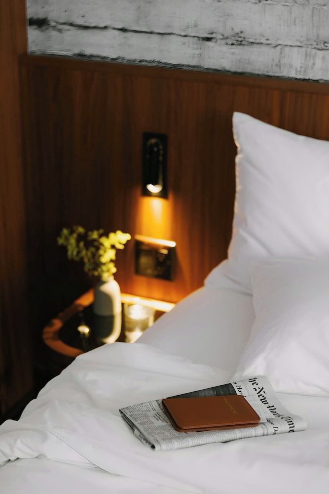 Henri on 24 Hotel Chelsea, Sonder by Marriott Bonvoy Room, 1 King Bed 3