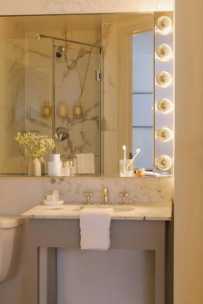 Henri on 24 Hotel Chelsea, Sonder by Marriott Bonvoy Room, 1 King Bed 4