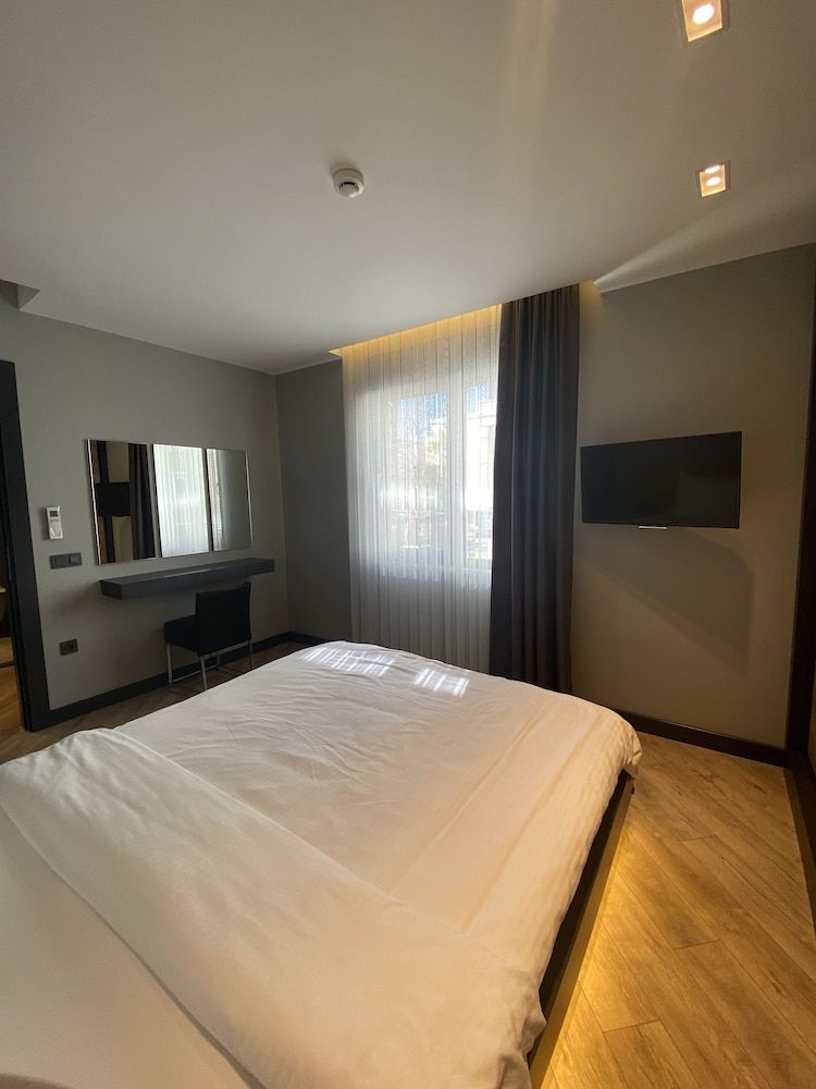 Z-Suites Junior Suite 2