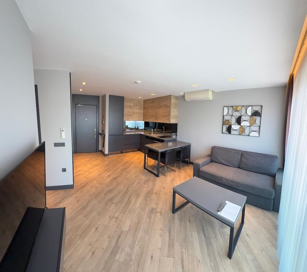 Z-Suites Junior Suite 7