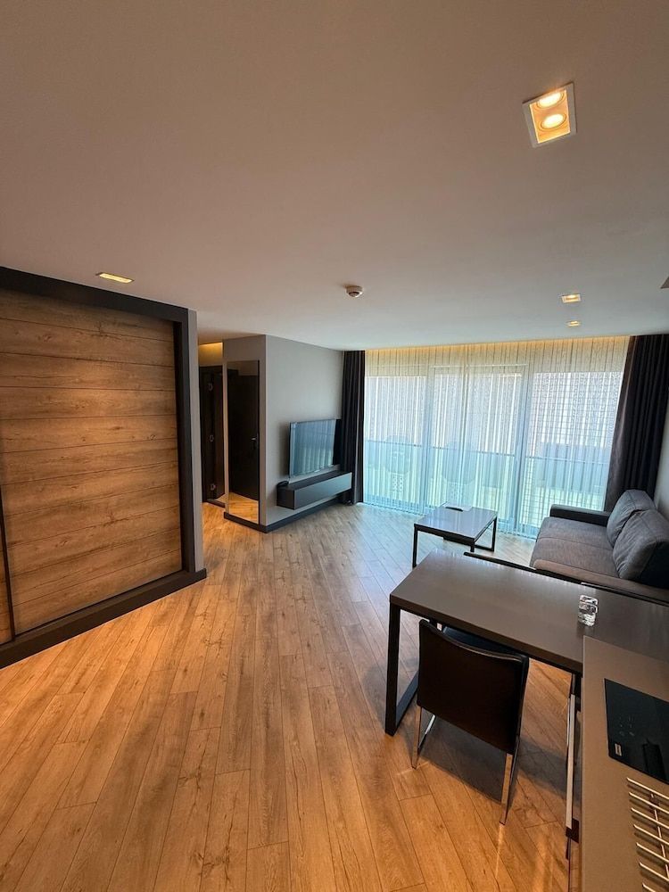 Z-Suites Junior Suite 6