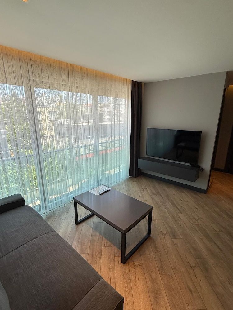 Z-Suites Junior Suite 8