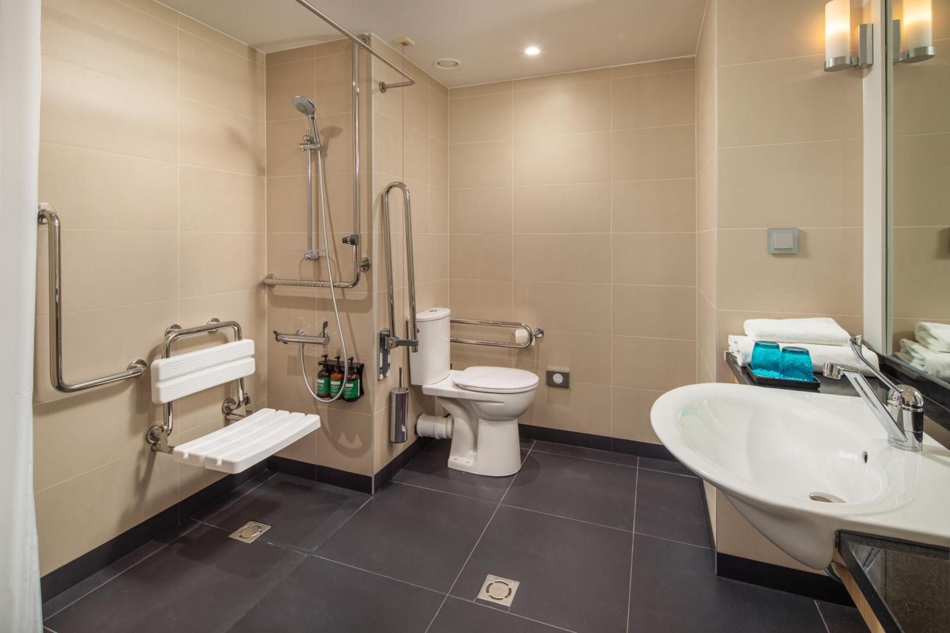 1 Queen Bed Accessible