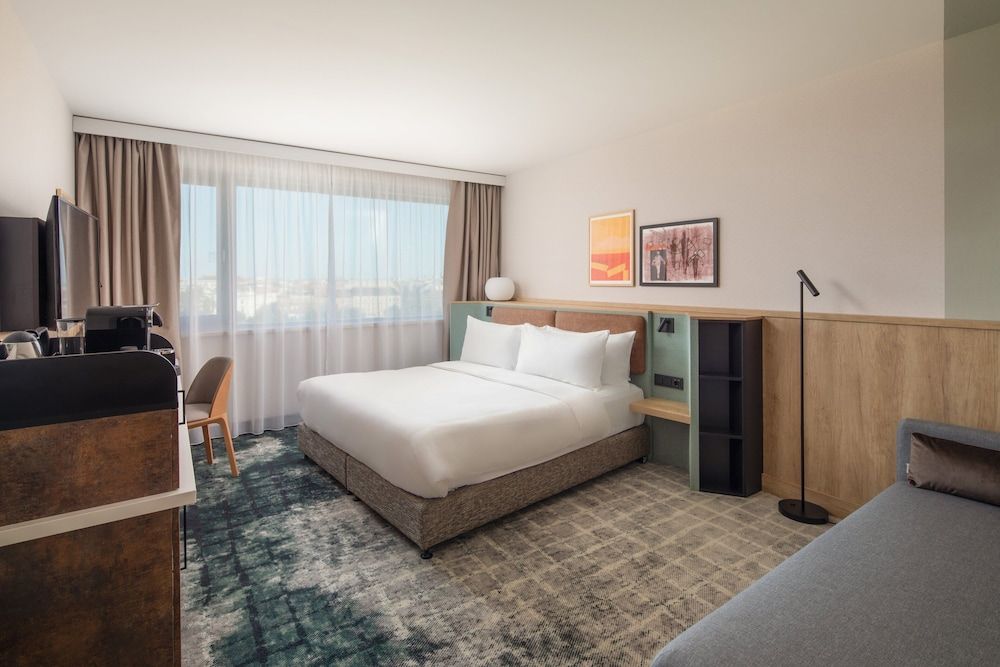 Crowne Plaza Budapest by IHG Standard Room 4