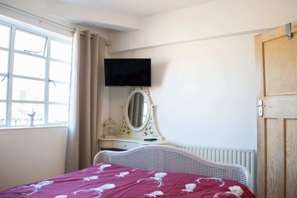 undefined Beautifully Decorated Contemporary 2 Bedroom Flat 3