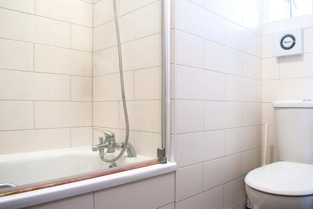 Beautifully Decorated Contemporary 2 Bedroom Flat Apartment (1 Bedroom) 14