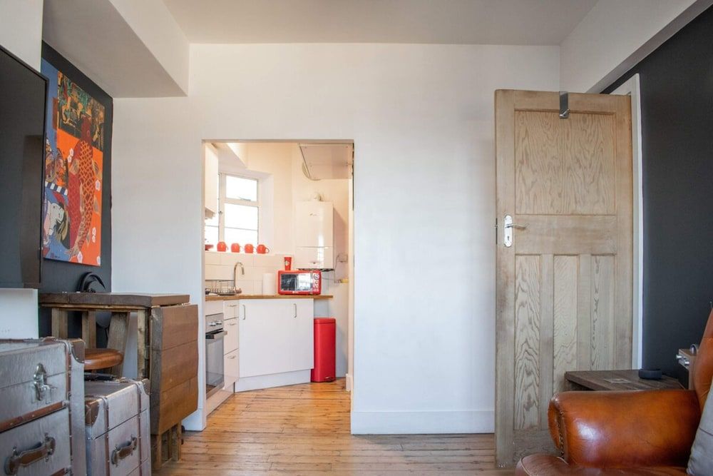 Beautifully Decorated Contemporary 2 Bedroom Flat Apartment (1 Bedroom) 12