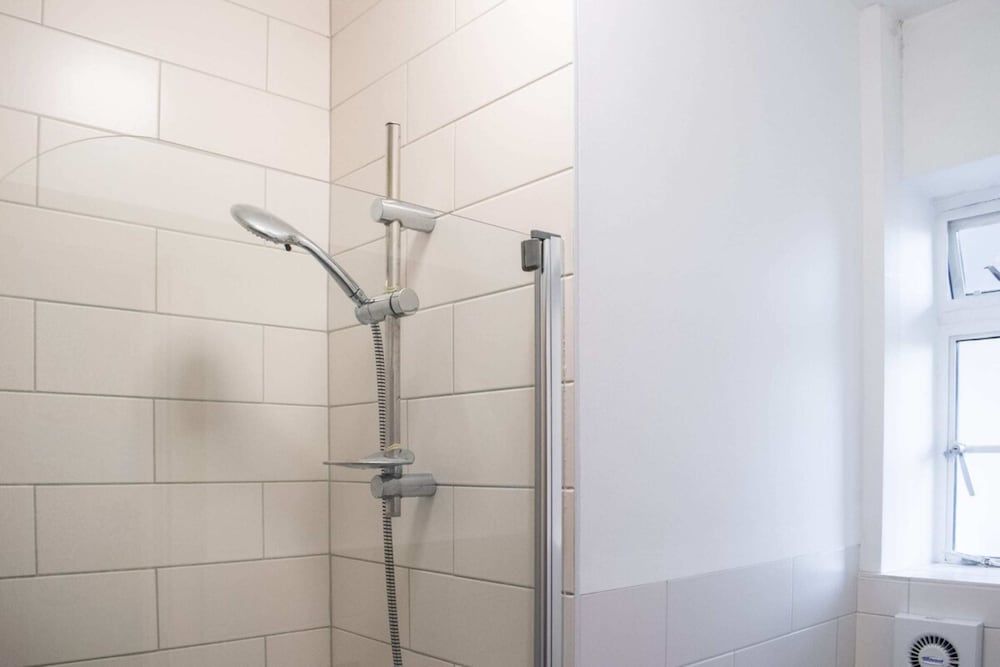 Beautifully Decorated Contemporary 2 Bedroom Flat Apartment (1 Bedroom) 13