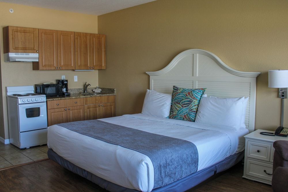 King Bed Studio - Gulf and Pool View (Accessible)