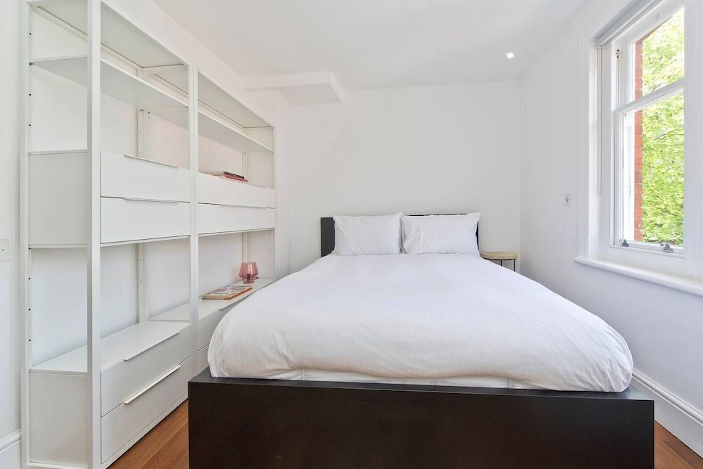 undefined Beautiful 2 Bed W Roof Terrace in Holland Park 10