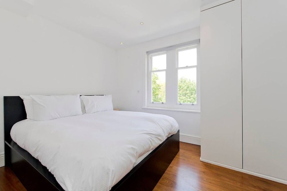 undefined Beautiful 2 Bed W Roof Terrace in Holland Park 9