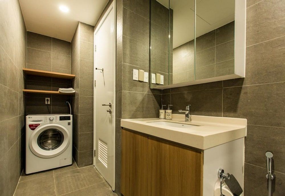 Holiday Republic Saigon Airport Luxury Suite, 1 Bedroom, Airport View 6