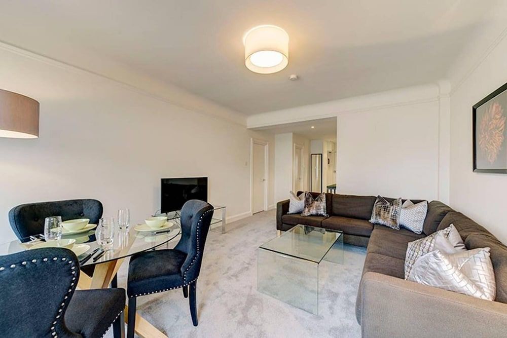undefined Two Bed Flat in Fashionable Chelsea