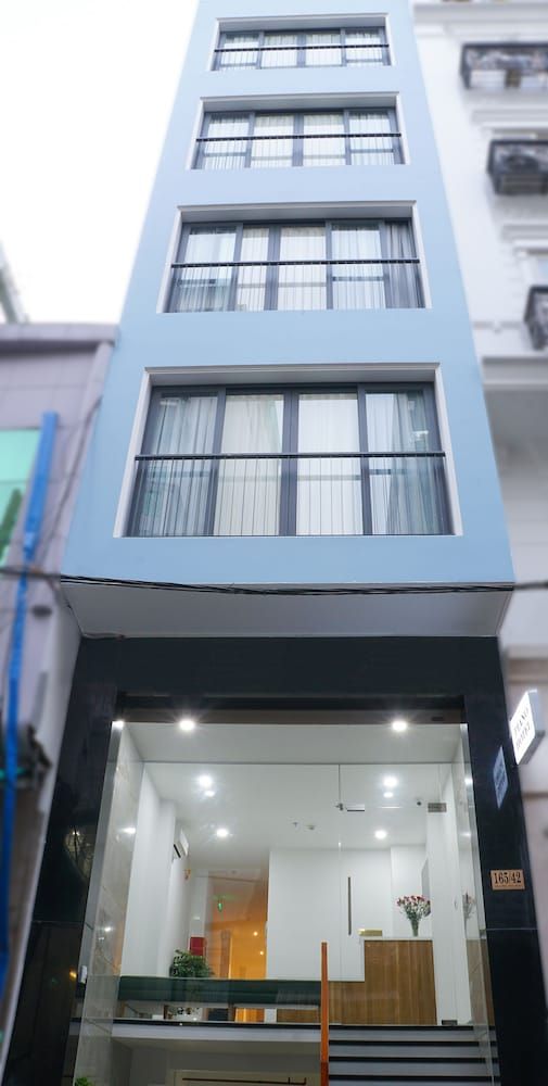 undefined Piano Hotel 6