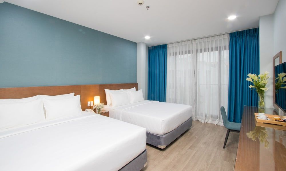 undefined Piano Hotel 2