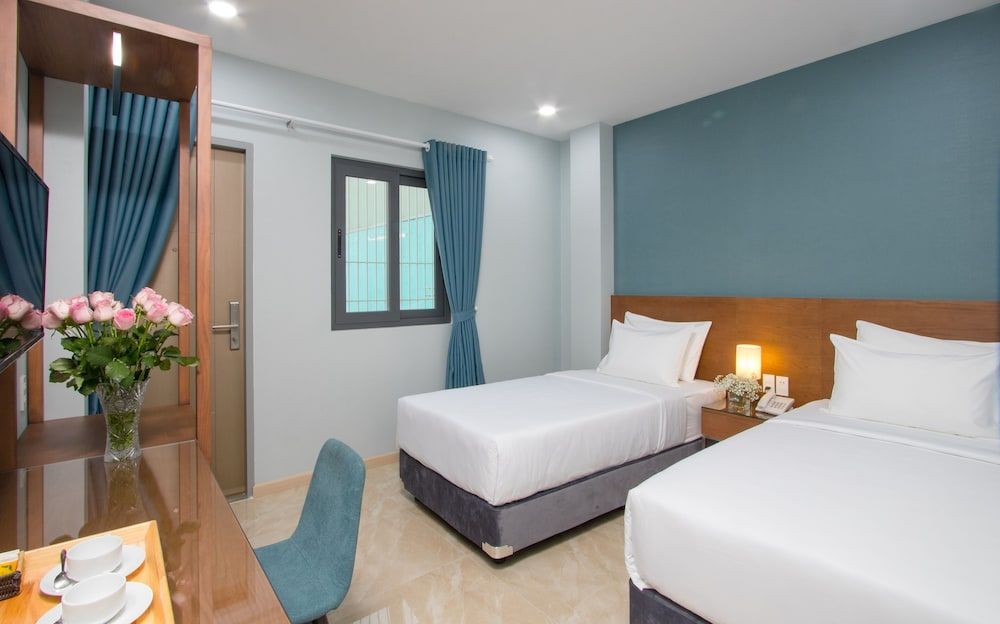 undefined Piano Hotel 3