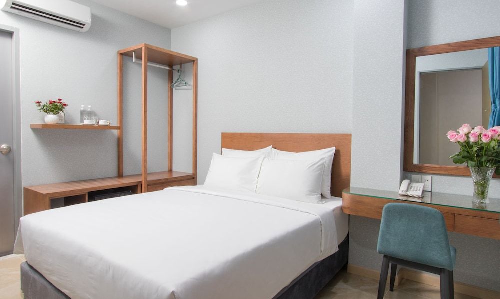 undefined Piano Hotel 5