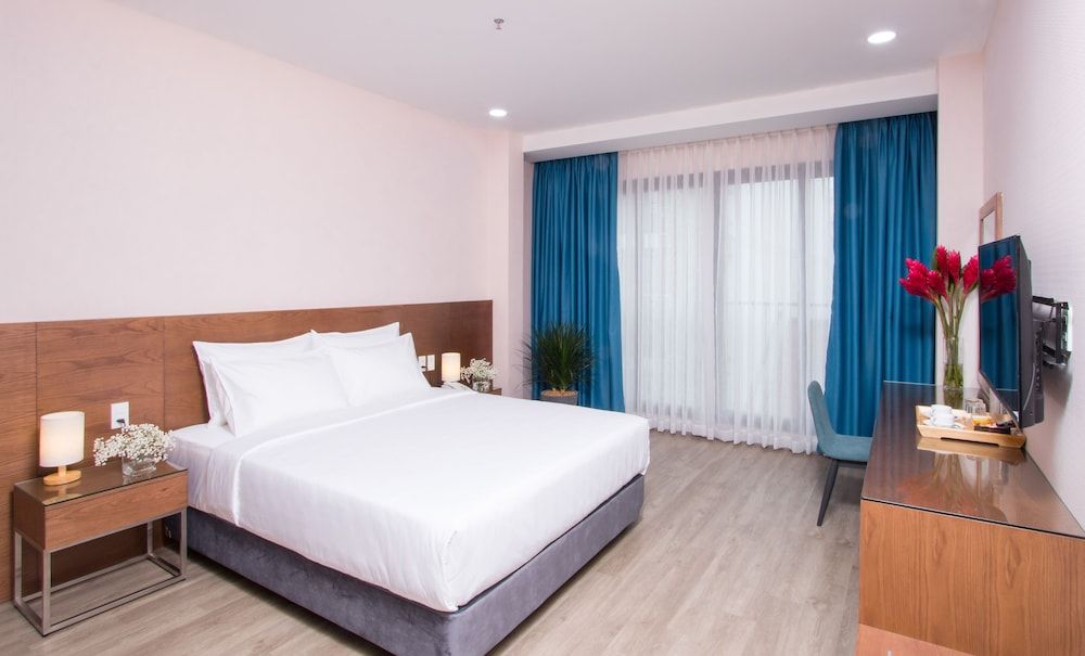 undefined Piano Hotel 7