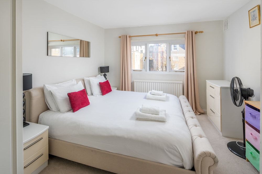 undefined JOIVY Social Distancing for 4 in Earl's Court 4