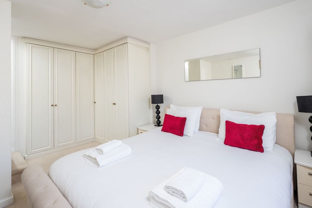 undefined JOIVY Social Distancing for 4 in Earl's Court 5