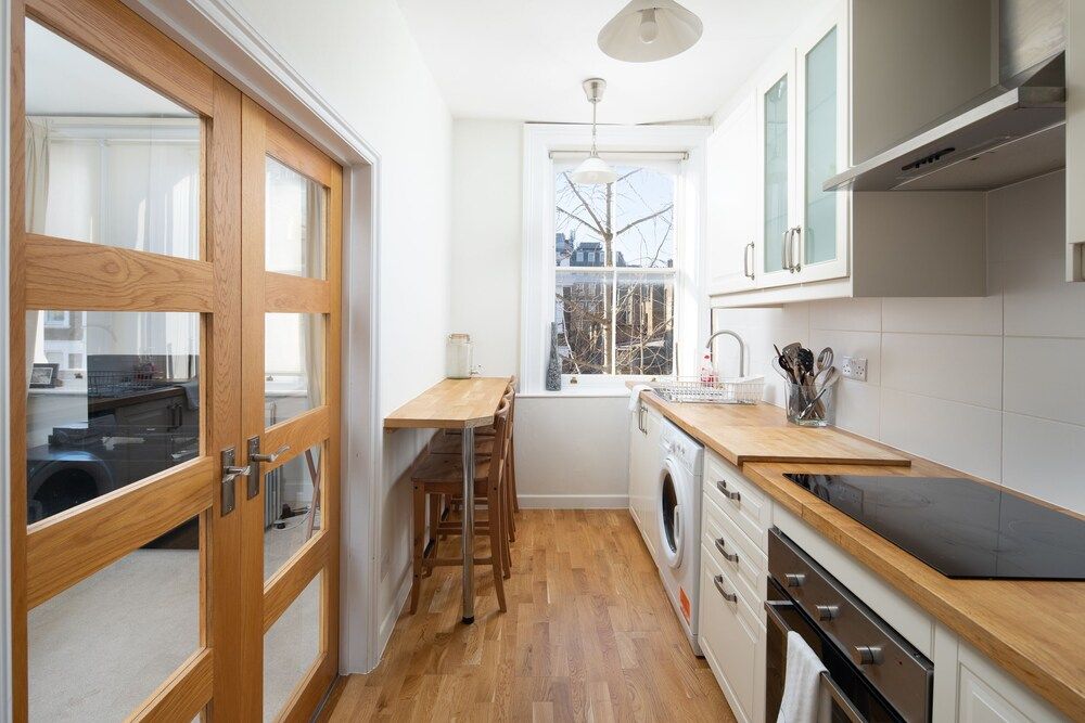 undefined JOIVY Social Distancing for 4 in Earl's Court 10