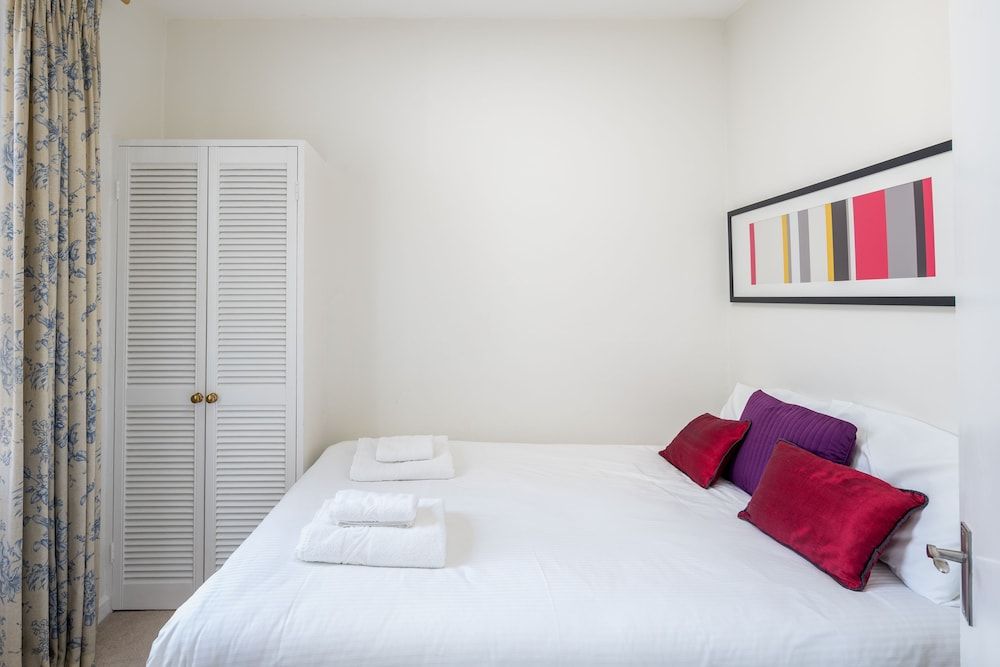 undefined JOIVY Social Distancing for 4 in Earl's Court 7