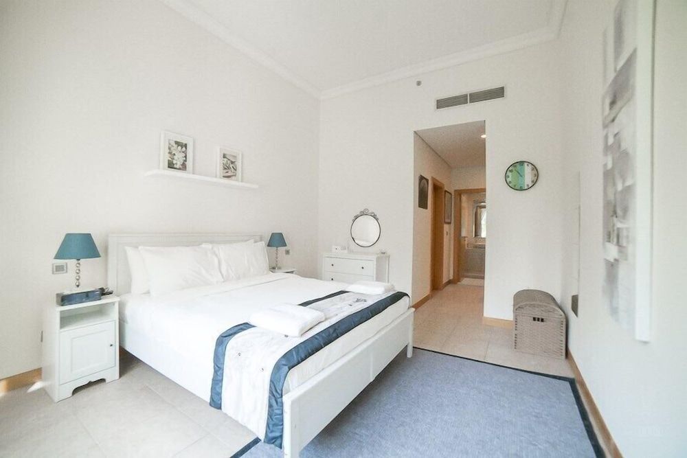 undefined R&H Shoreline Palm 4